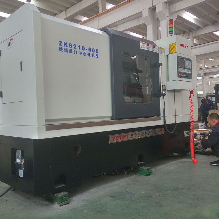 整裝中的(de)zk8210銑端面打中心(xin)孔機床