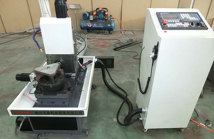 馬蹄鐵(tie)專用機(ji)床實物(wu)圖