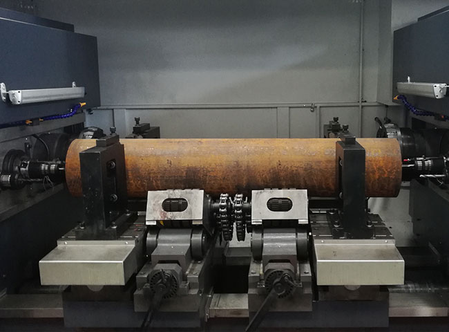 大型(xing)銑端面打中心(xīn)孔機床裝夾示(shì)意圖